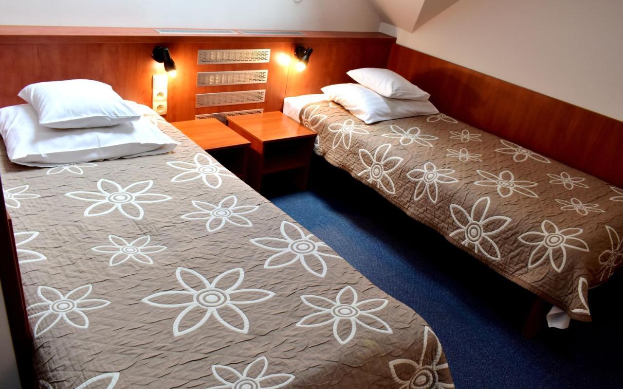 Hotel Złote Dęby Warschau Buitenkant foto