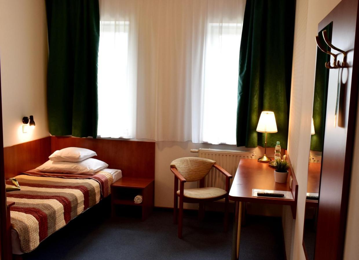 Hotel Złote Dęby Warschau Buitenkant foto