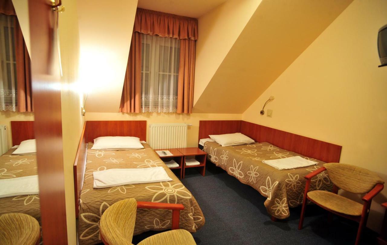 Hotel Złote Dęby Warschau Buitenkant foto