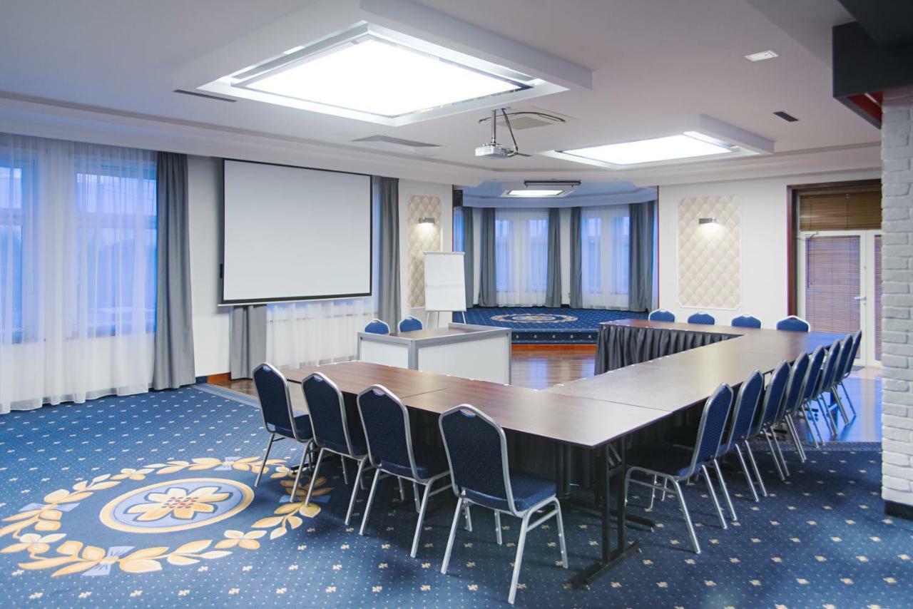 Hotel Złote Dęby Warschau Buitenkant foto